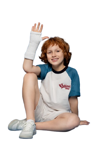 Child wearing a poliwater cast on the forearm